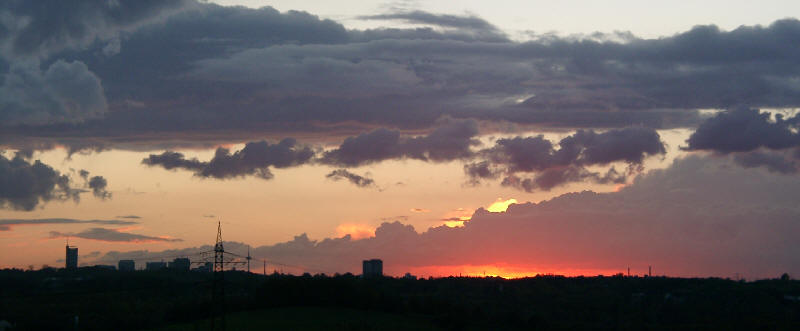 Ausblick von der Halde Rheinelbe auf einen Sonnenuntergang über Gelsenkirchen