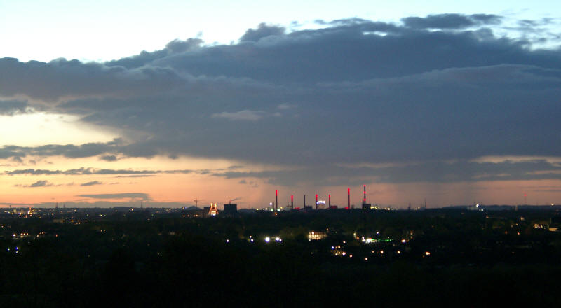 Ausblick von der Halde Rheinelbe auf die Zeche Zollverein mit Essen bei Nacht